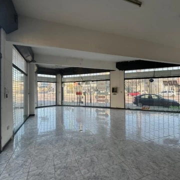 Av Hipolito Yrigoyen 200