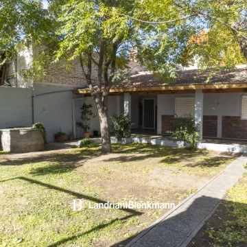 Casa con amplio parque en venta Roca 1700, Neuquén
