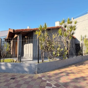 Casa 4 Amb. c/ Terraza y Altillo en Villa Luzuriaga — Apto Crédito, Escritura Inmediata