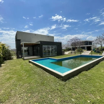 Casa 4 ambientes en BARRIO VISTAS con pileta - Puertos OPORTUNIDAD