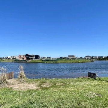 Lote a la laguna en Costas Puertos del Lago - 880 m2