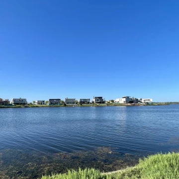 Lote a la laguna en venta en Puertos del Lago - Barrio Costas - Orientacion Norte