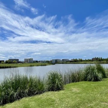 LOTE A LA LAGUNA CENTRAL DE NAUDIR EN LA ISLA - ORIENTACION NORTE