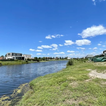 Terreno en venta - Lote a la laguna en Naudir - 850 m2 - Noreste