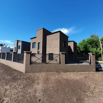 Casa en venta tipo duplex 3 ambientes Pilar - Financiado
