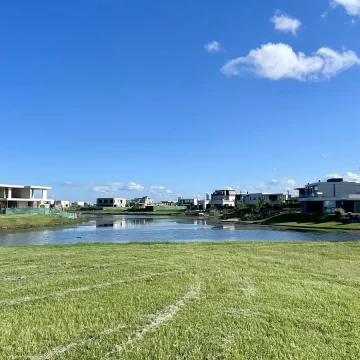 LOTE A LA LAGUNA EN COSTAS PUERTOS DEL LAGO - 1046 M2