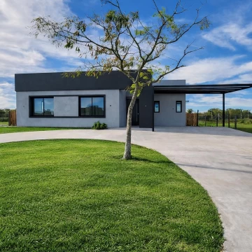 Casa en venta, con piscina, a estrenar, Barrio San Sebastian - Apto credito