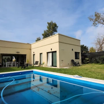 Casa en venta - con piscina - Barrio Santa Emilia, Pilar del Este