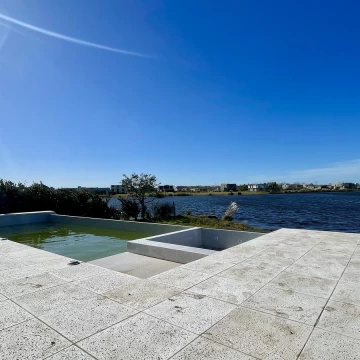 Casa en Naudir al lago central en venta - A estrenar - Piscina con Jacuzzi