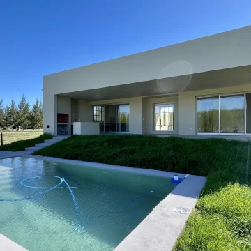 CASA EN NAUDIR EN VENTA - 5 AMBIENTES