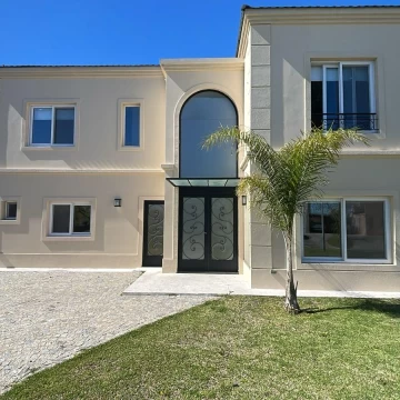 Casa de Estilo Frances en Venta - Barrio Vistas - Puertos del Lago