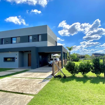 Casa en Venta en San Sebastian - Con piscina - 6 ambientes - Vista al lago