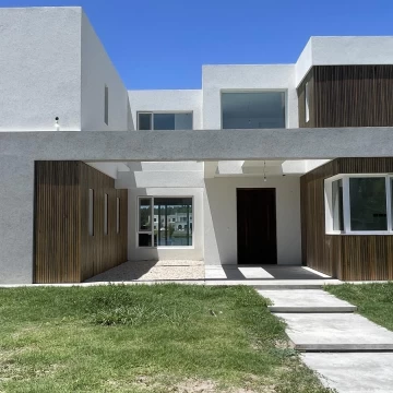 Casa al lago a Estrenar en Barrio Santa Ana Villa Nueva Tigre