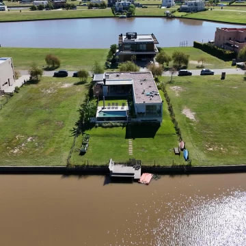 Casa al río con amarra propia en El Naudir – salida navegable y diseño moderno