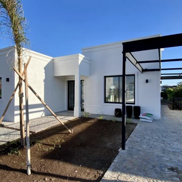 CASA EN SAN MATIAS A LA LAGUNA EN VENTA CON PISCINA Y MUELLE
