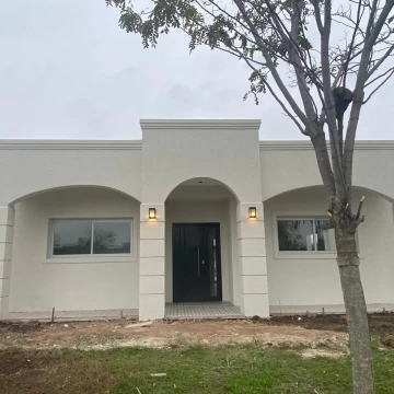 Casa de 4 habitaciones a Estrenar en San Ramon, Pilar del Este 