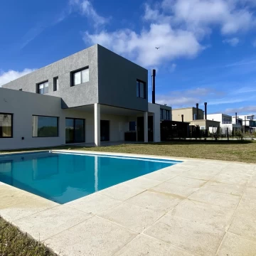 Casa A Estrenar en Riberas - Parquizada - Con Piscina -6 Ambientes