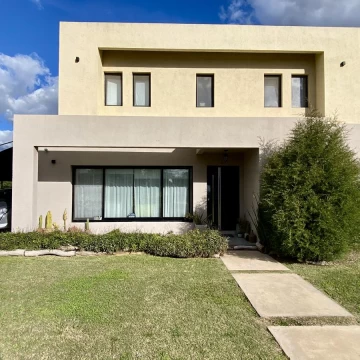 Casa en Venta en Barrio Santa Emilia - Pilar del Este - Con Piscina