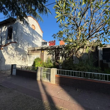 Casa en venta en Alberdi a dos cuadras de Bv. Rondeau y al lado del colegio San Ramòn.