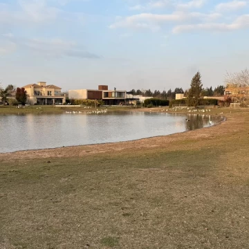 Lote de 1.013,80 m² con fondo a laguna en Terravista