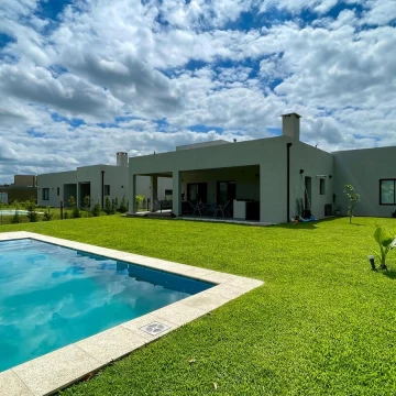 Casa en una planta en venta en San Matias con piscina y parquizacion