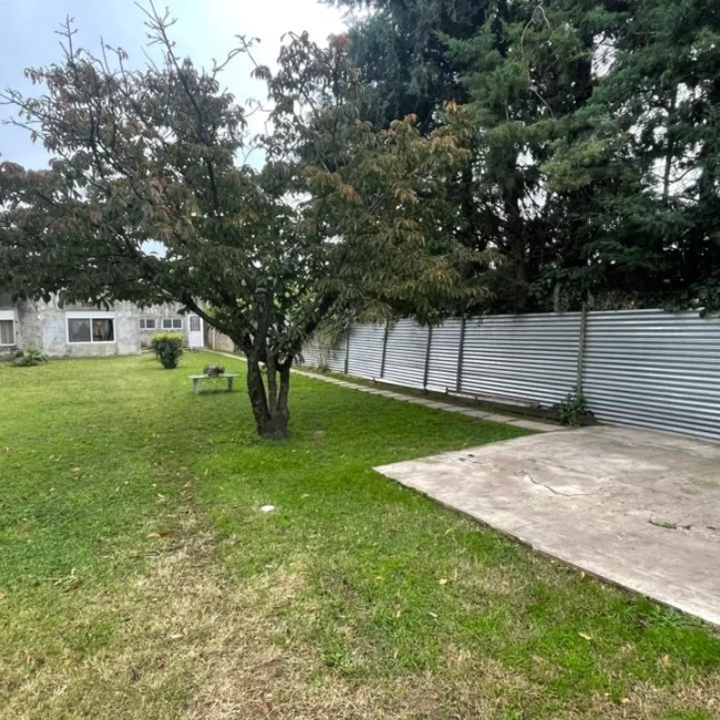 Casa 3 ambientes, con gran parque y parrilla VENTA