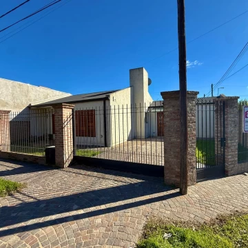Casa de 4 ambientes a la venta en lujan barrio sarmiento con patio y cochera apta credito