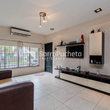 Venta casa 3 ambientes con amplio jardin y cochera en Haedo Norte.