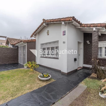 Venta casa 3 ambientes con parque y piscina en Ituzaingó.