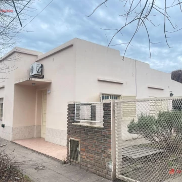 Casa en alquiler en Lujan, con patio y parrilla