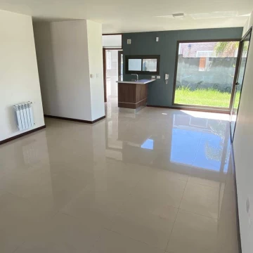 ALQUILER Housing Casa Dúplex tres dormitorios tres baños dos Cocheras SEGURIDAD