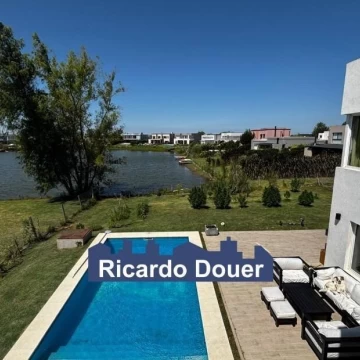 Casa en venta con salida y vista a extensa laguna. El Cantón