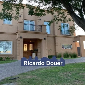 Casa  en Venta  con salida a la laguna, estilo neoclásico. en El Cantón.