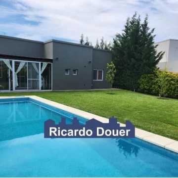Casa  en alquiler anual, con pileta en El Cantón.