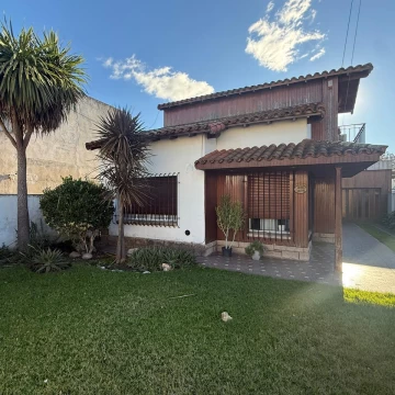 casa a la venta con pileta barrio sarmiento lujan