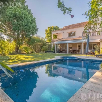 Casa con 4 suites en venta y/o alquiler con mubles en LAS GLORIETAS