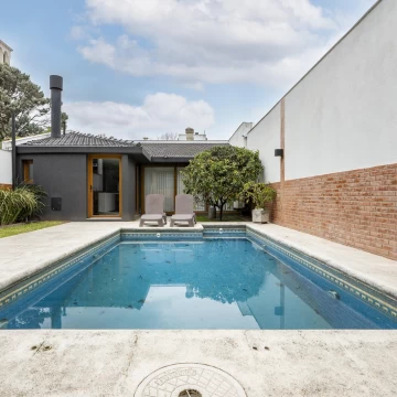 Venta Casa con 4 dormitorios, jardín, pileta y cochera para 4 autos en Villa Devoto