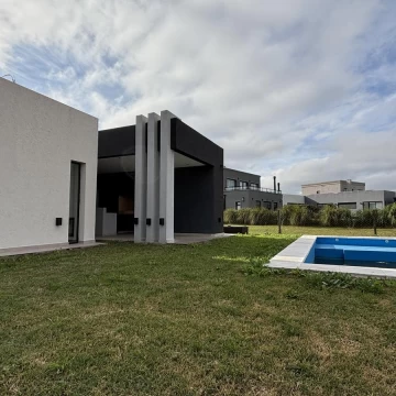 VENTA CASA CALIDAD Y EQUIPAMIENTO PREMIUM 4 AMB PILETA A ESTRENAR FINANCIA PILAR DEL ESTE