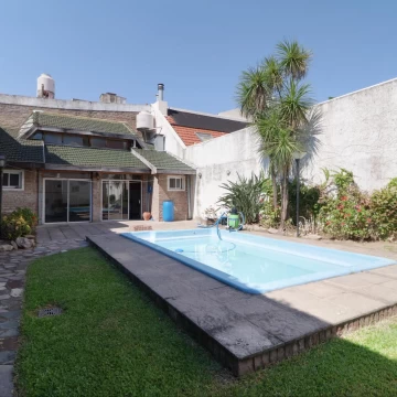 Casa en Venta de 7 ambientes con pileta en  exclusiva zona de Villa Pueyrredon