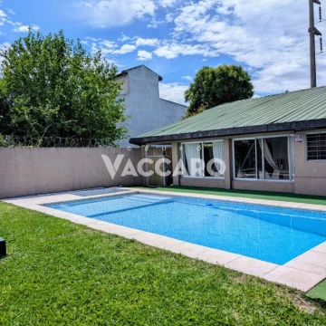 Casa 5 ambientes con piscina , quincho jardín entrada varios autos