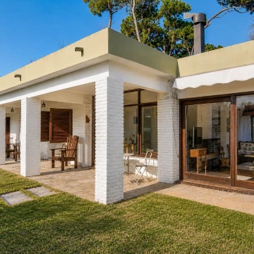 Casa de cuatro dormitorios y tres baños en parada 11 de playa mansa Punta del Este