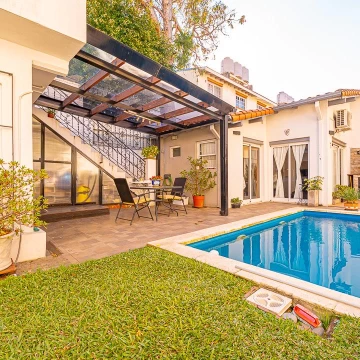 VENTA CASA EN OLIVOS CON PARQUE, PILETA Y PARRILLA