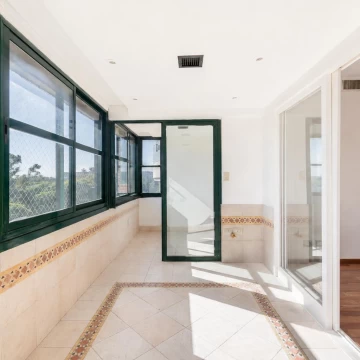 Venta Departamento Amplio Piso 3 Ambientes - 2 Cocheras y Dependencia de Servicios en Bajo Belgrano