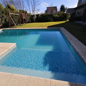 Casa en alquiler anual en Talar Del Lago II, 3/4 dormitorios (2 en P.B) juegos de niños, pileta