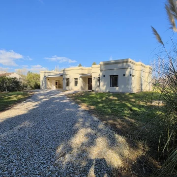 VENTA DE CASA DE 3 DORMITORIOS EN CAMPOS DE ROCA