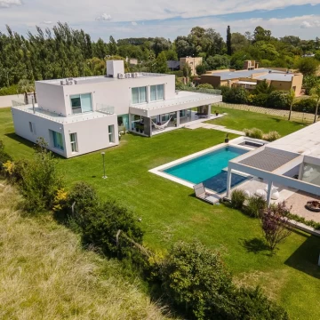 Venta casa 8 ambientes Chivilcoy