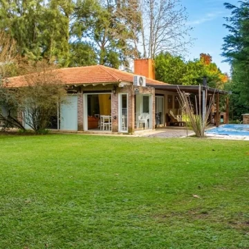 Venta, Casa 4 ambientes, Larena Country Club, luminosa, amplio jardín.