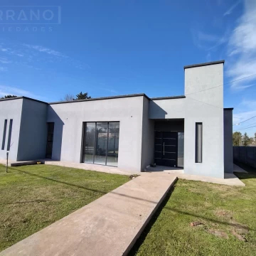 Venta. Casa 4 Ambientes. Losa Radiante. Lote 886 M2. Barrio Parque Sakura. Exaltación de la Cruz
