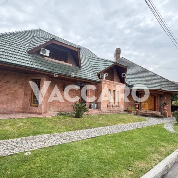 Venta de Casa con 4 Dormitorios en Castelar Norte