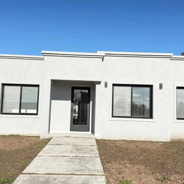 Casa en venta 3 dormitorios + Escritorio Santa Elisa Pilar del Este